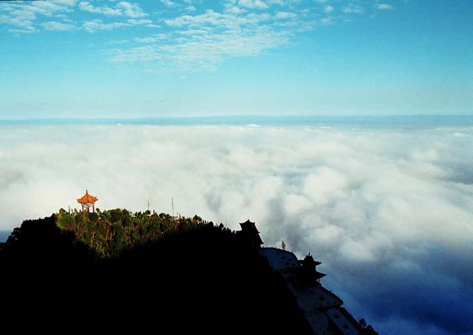 山西绵山 云雾相伴看红叶