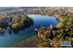 承德避暑山庄秋风浸染 景色迷人