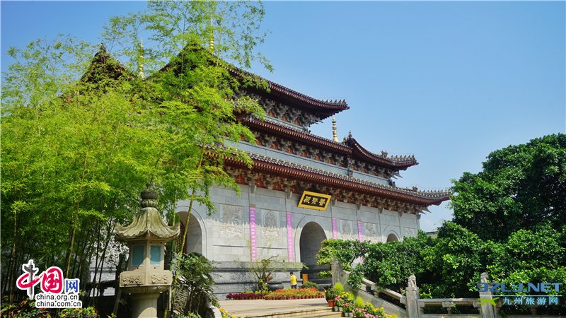 峨眉山下的大佛禅院：身居闹市却置身世外