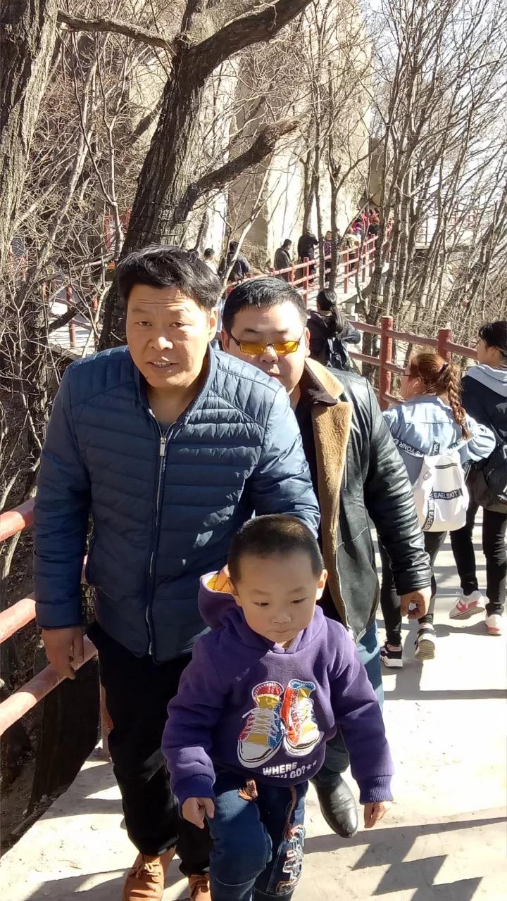初冬，艳阳高照，五朵山惊现数架无人机