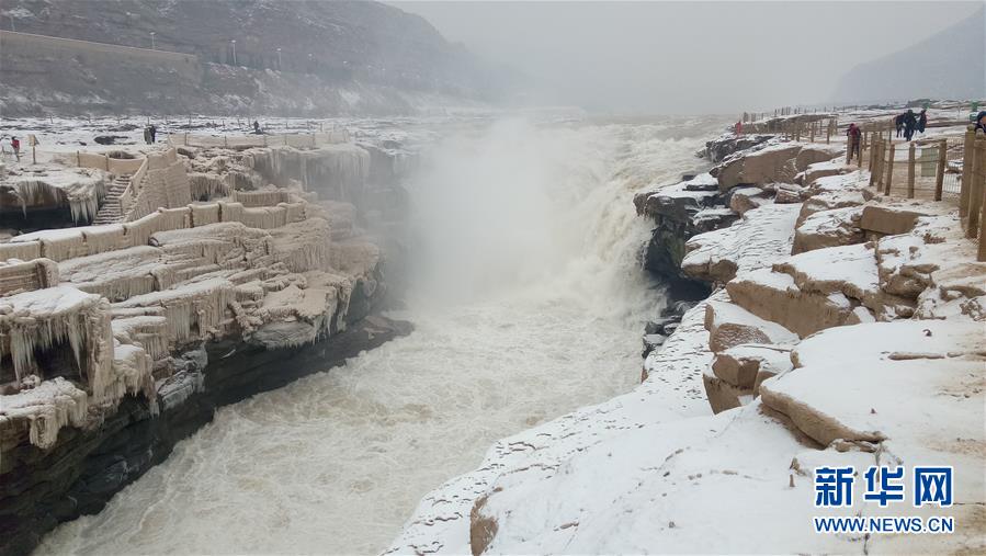 山西省临汾：壶口瀑布迎降雪