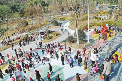 四川自贡：水涯居市民休闲广场人流如织