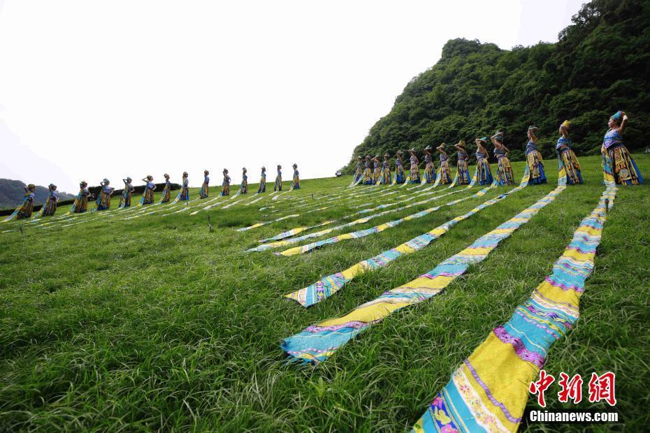 湖南张家界：武陵源上演苗族头帕秀